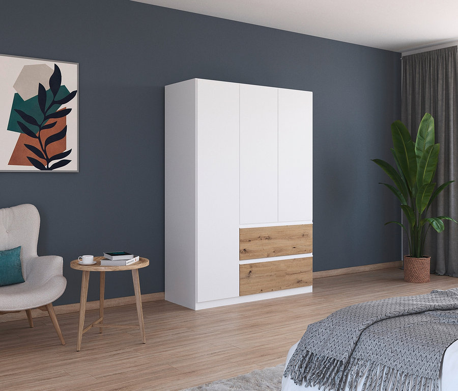 Ein Zimmer mit einem weißen Kleiderschrank mit drei Türen und zwei Schubladen, einem hellen Sessel und einem Kunstwerk an einer marineblauen Wand.