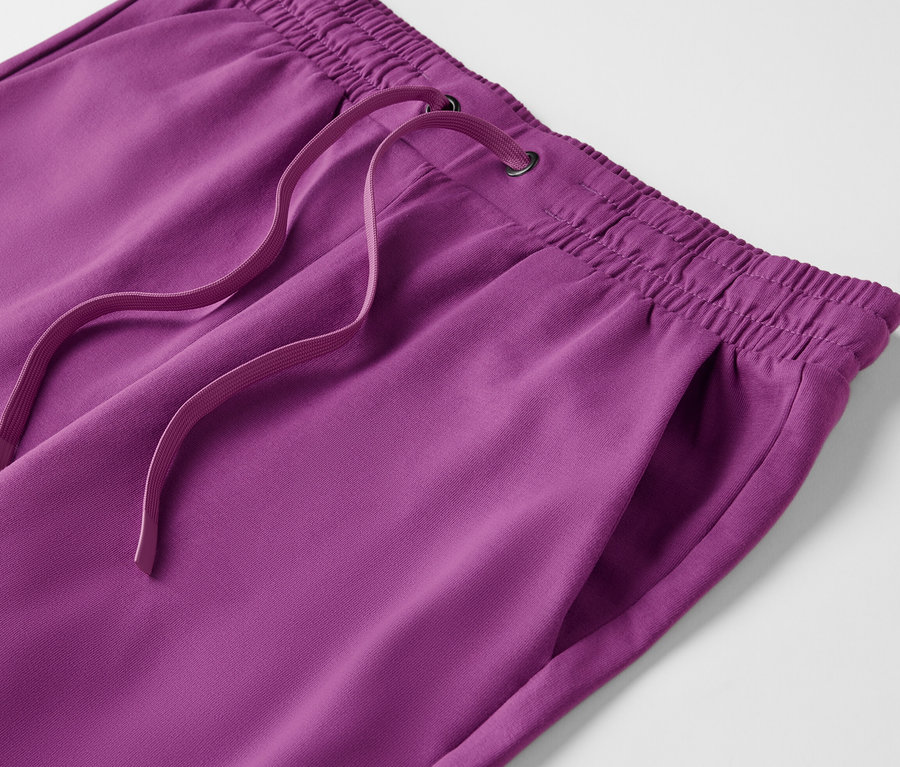 Violette Sweatshorts mit Kordelzug im Bund.