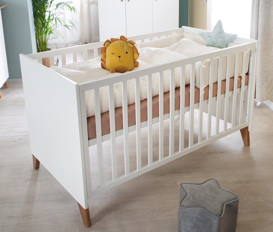 Kinderzimmer mit roba Kinderzimmerset »Ole« mit Bett, Wickelkommode und Schrank, Stofftier Löwe und Stern.