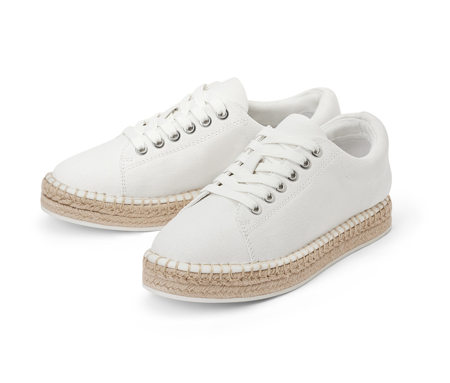 Zwei weiße Canvas-Sneaker mit Jute-Sohle.