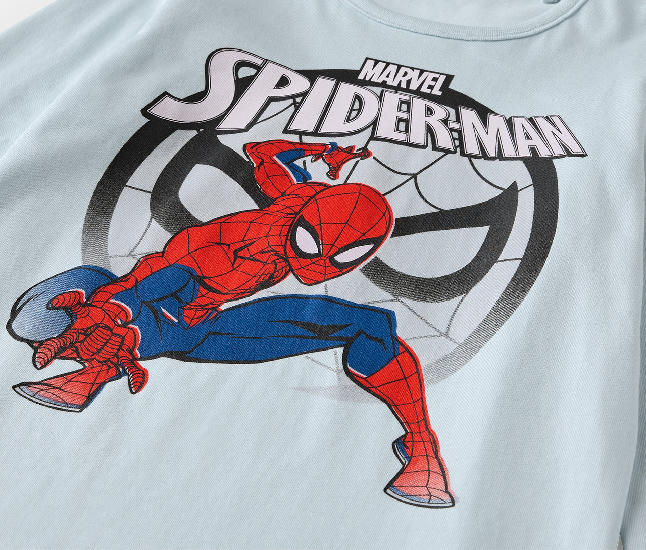 Hellblaues Shirt mit Spiderman-Aufdruck vom Kinder-Pyjama-Set.