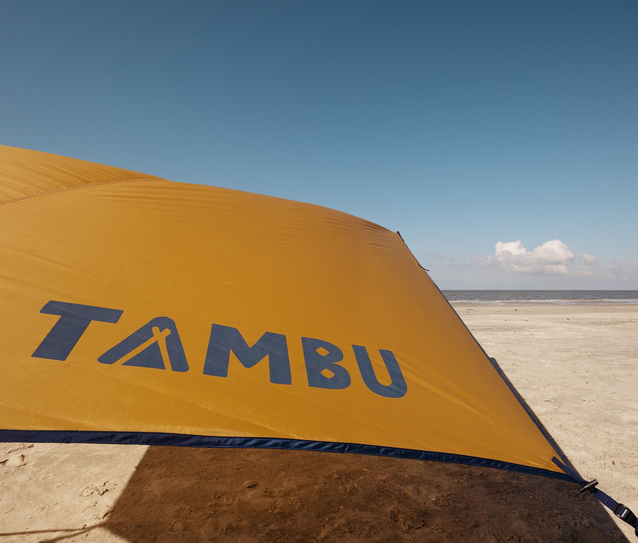 Gelbes Tambu Sonnensegel PALA, groß am Strand.