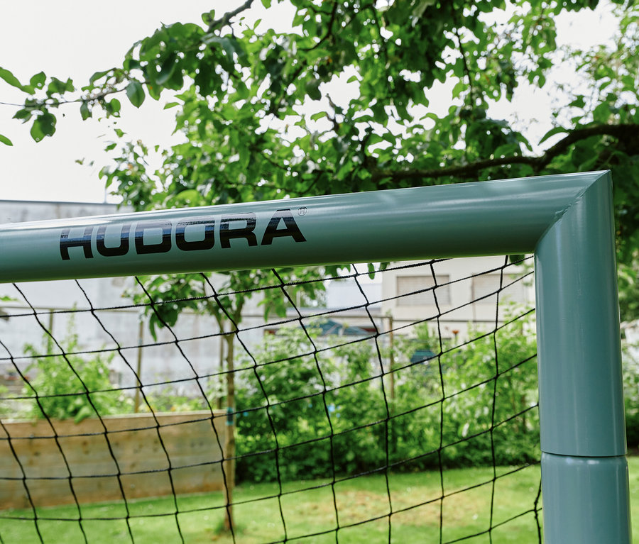 Detail eines HUDORA Fußballtors »Expert 180« mit schwarzem Netz auf einem grünen Rasen.