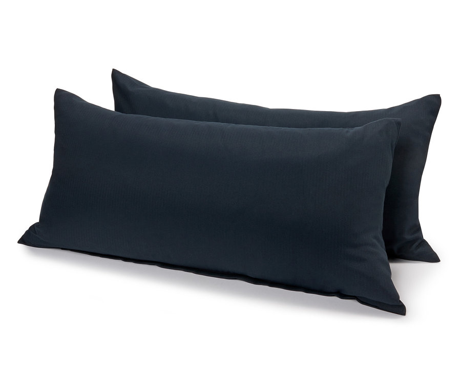 Zwei marineblaue Kissen liegen auf einem weißen Hintergrund.