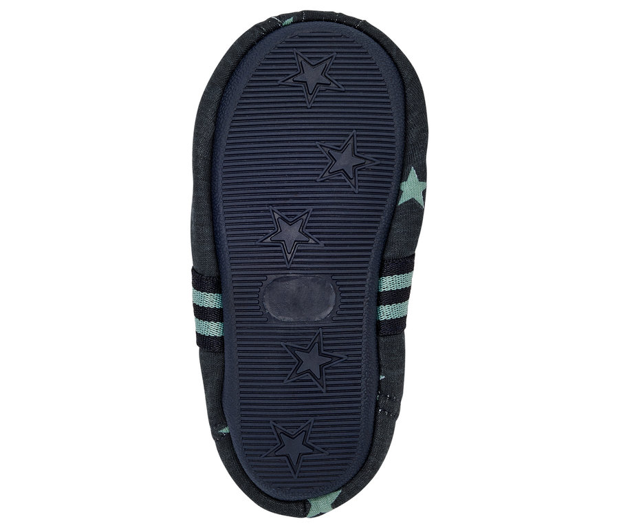 Sohle eines blauen Stoff-Babyschuhs mit Sternmuster.