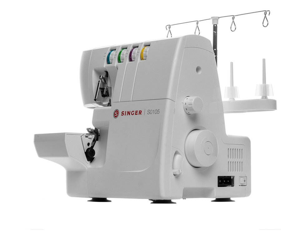 Detailansicht der weißen Singer Overlock-Nähmaschine »S0105«.