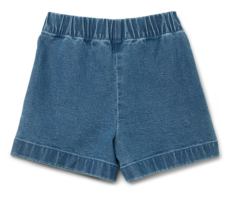 Blaue Jeansshorts mit Gummibund liegen auf einem weißen Hintergrund.