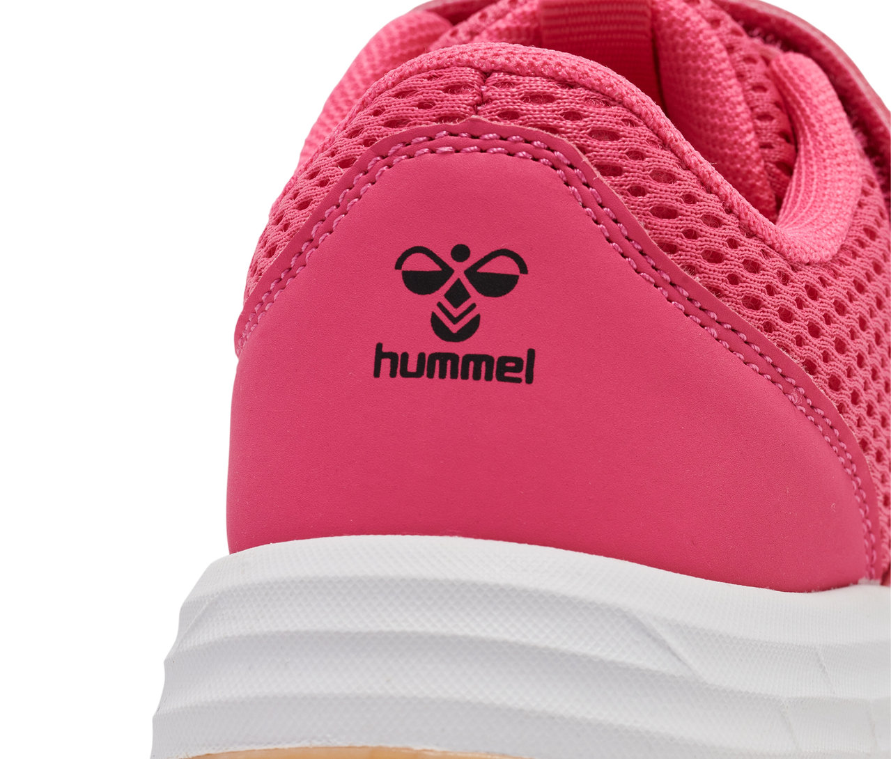 Detailaufnahme eines rosafarbenen Hummel Multiplay Flex VC JR Schuhs mit weißer Sohle.