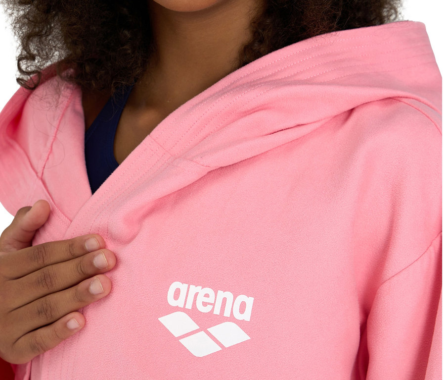 Nahaufnahme einer jungen Person mit lockigem Haar, die einen rosa arena Kinder-Bademantel Zeal Plus JR trägt.
