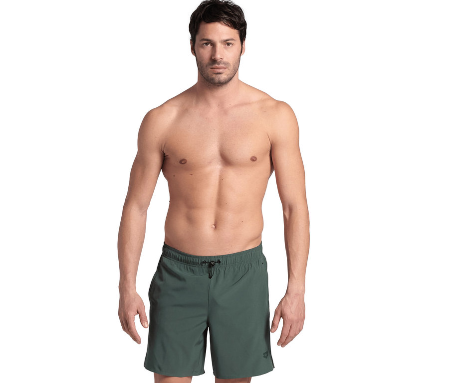 Mann posiert in grünen Arena Evo Badeshorts.