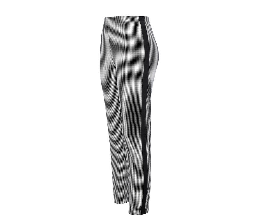 Schwarz-weisse knöchellange Stretchhose mit vertikalem schwarzen Streifen an der Aussenseite.