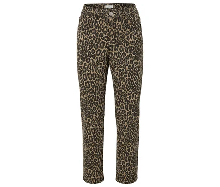 Eine Hose mit Leopardenmuster liegt auf einem weißen Hintergrund.
