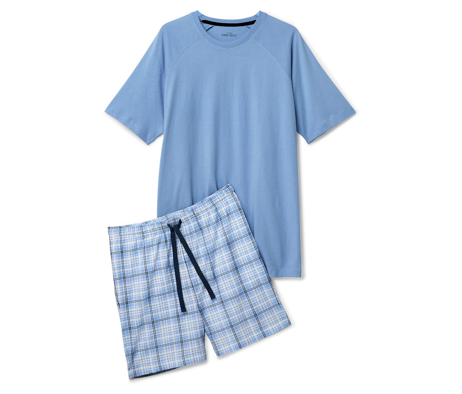 Hellblaues Pyjama-Set, bestehend aus einem T-Shirt und Shorts mit blau-weiß kariertem Muster.