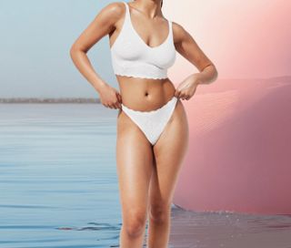 Frau posiert in weißer Unterwäsche, einschließlich sloggi ZERO Feel Bliss High Leg Slips.