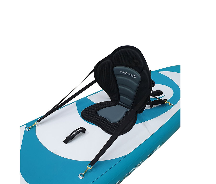 Spinera Performance Kajak-Sitz für SUPs und Kajaks auf einem Paddleboard.
