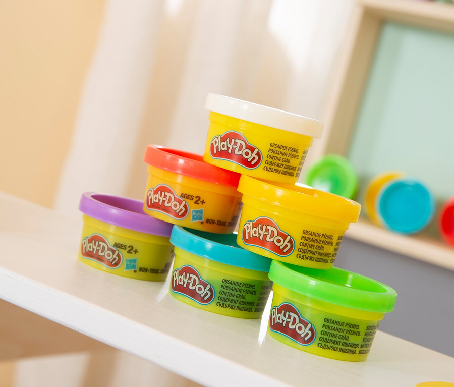 Sechs farbige Dosen roba x Play-Doh Knet-Spielset 2 sind auf einem Regal gestapelt.