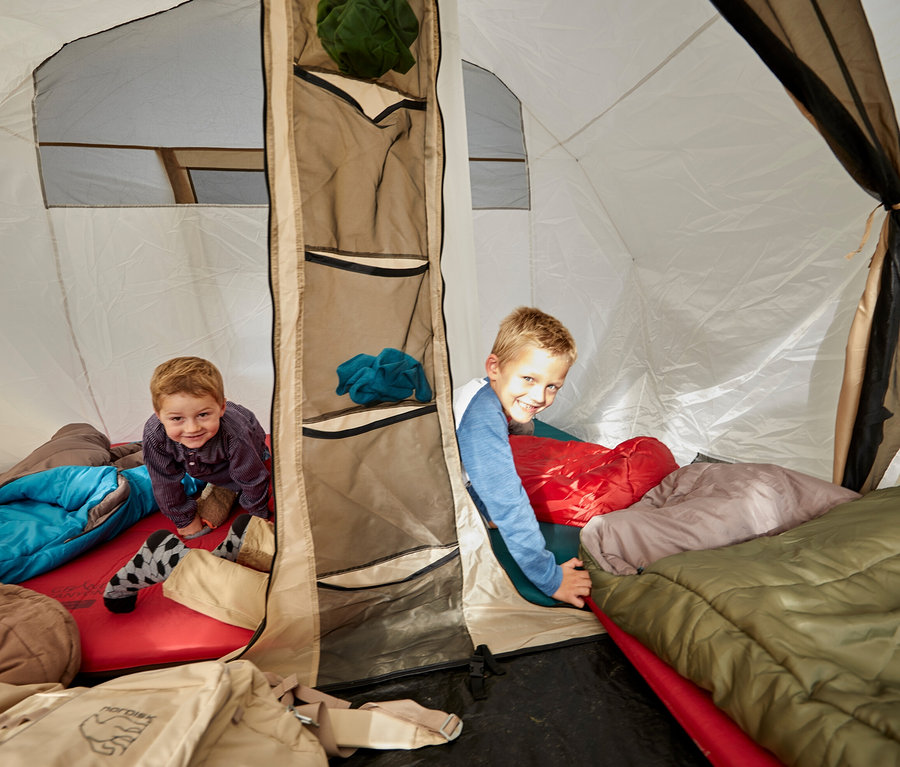 Zwei Jungen liegen in Schlafsäcken auf der Grand Canyon Doppel Isomatte »Hancock 7.5« in einem Zelt.