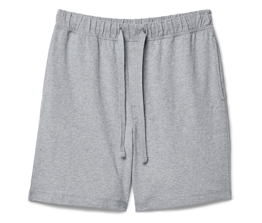 Graue Shorts mit Kordelzug auf weißem Grund.