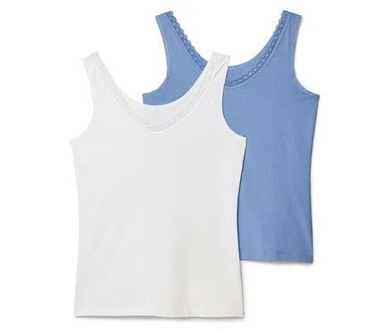 Zwei Tanktops, eines in Weiß und eines in Blau, liegen nebeneinander.