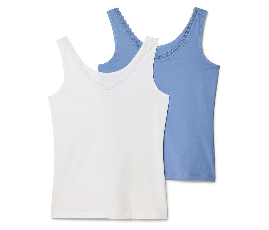 Zwei Tanktops, eines in Weiß und eines in Blau, liegen nebeneinander.