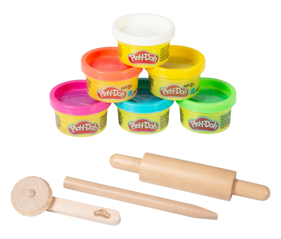 Sechs Play-Doh Dosen in verschiedenen Farben sind pyramidenförmig gestapelt, darunter ein Nudelholz und ein Teigrädchen.