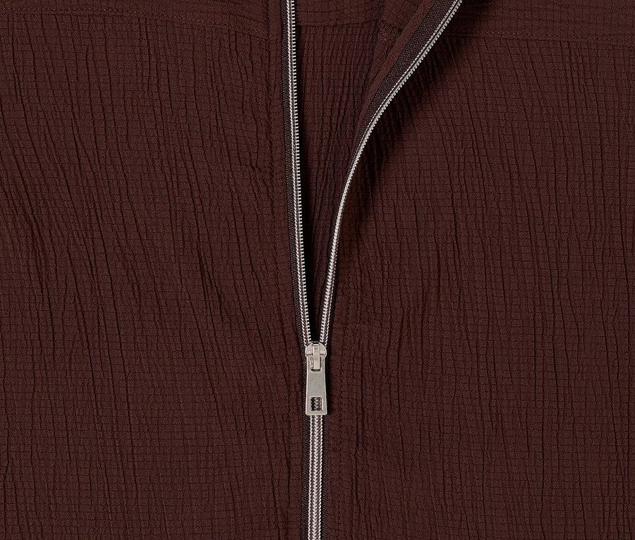 Nahaufnahme der geöffneten CECIL Blouson Jacke in Dunkelbraun mit silbernem Reißverschluss.