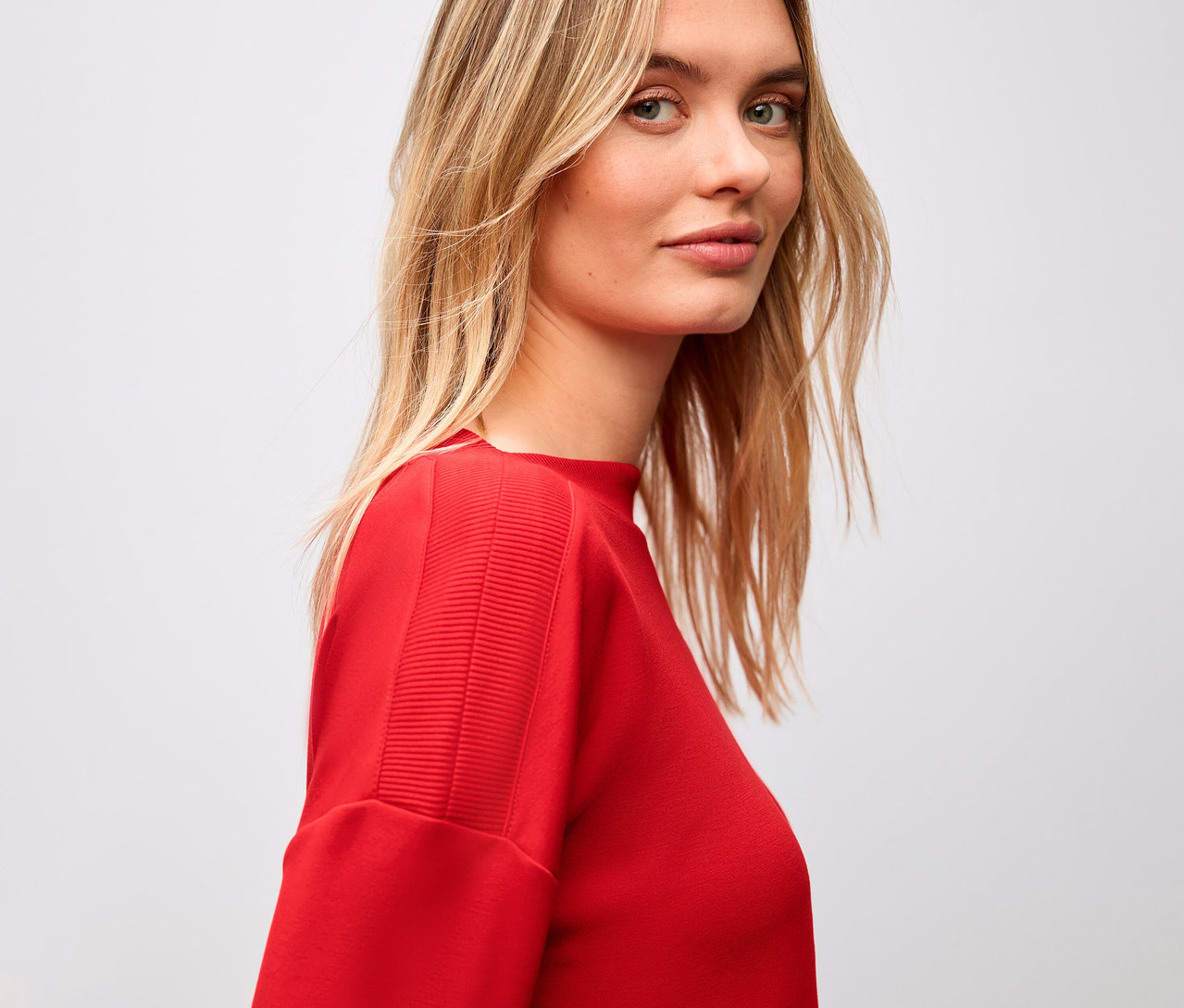 Frau trägt ein rotes Street One T-Shirt mit Rippdetail.