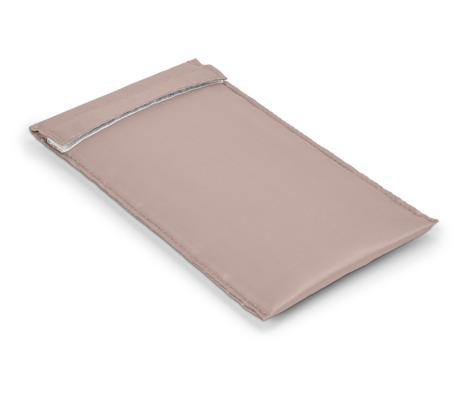 Eine beige Schutzhülle liegt diagonal auf einer weißen Oberfläche.