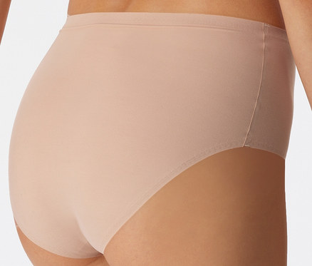 Eine Person von hinten, die einen hellbeigen SCHIESSER Invisible Slip Maxi trägt, der Gesäß und unteren Rücken glatt bedeckt.