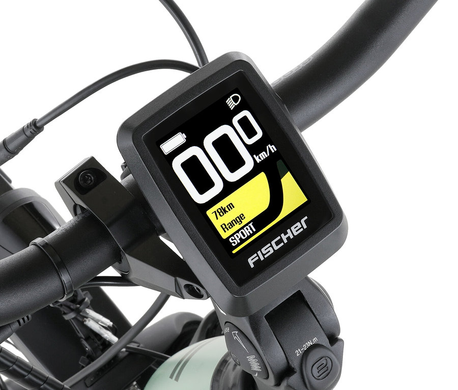 Nahaufnahme des Displays eines Fischer CITA 2403 CB E-Bikes, das am Lenker befestigt ist und Informationen wie Geschwindigkeit und Batteriestatus anzeigt.