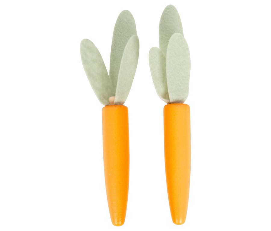Zwei orangefarbene Karotten aus dem small foot Pferdefutter-Set mit Tasche liegen nebeneinander.