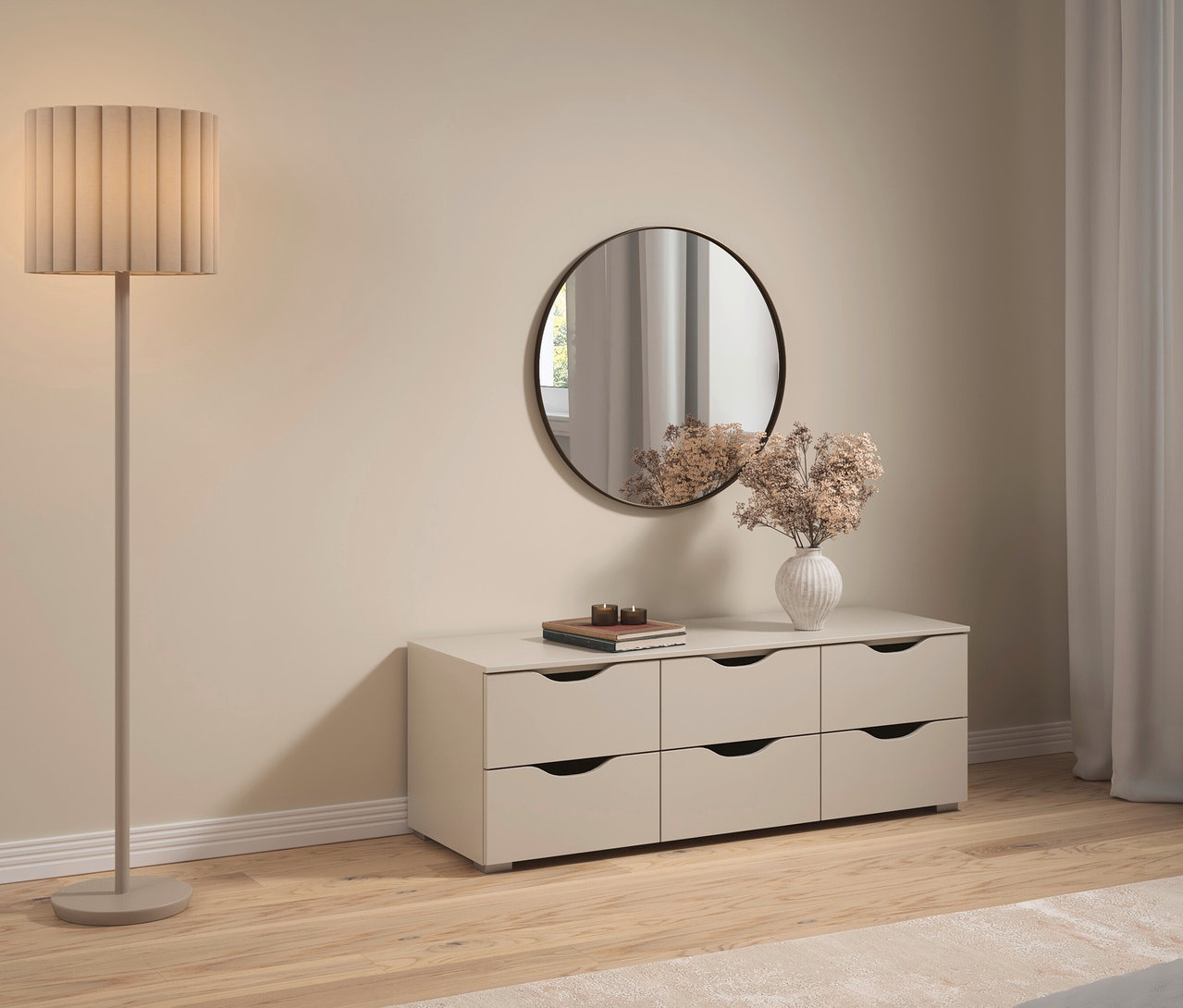 Beige/champagnerfarbenes rauch TV-Element »Frieda« mit sechs Schubladen (120 x 42 cm) unter einem runden Spiegel mit Blumen und Deko.