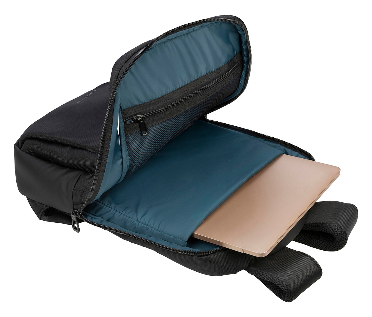 Offener schwarzer Rucksack mit einem Laptop im Inneren.