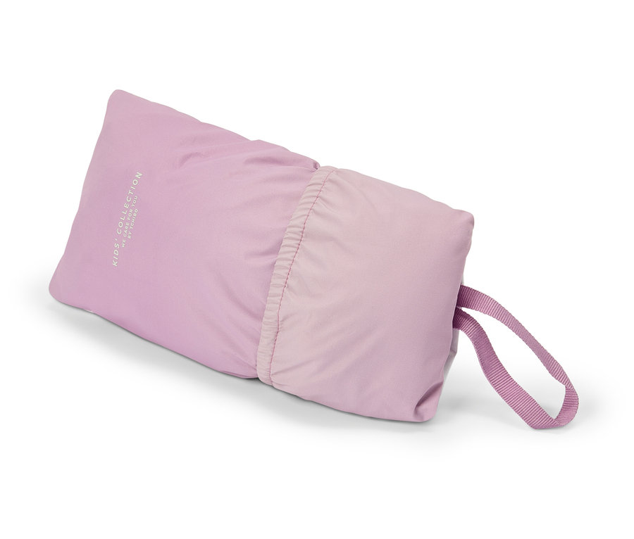 Zusammengefaltete, hellrosa Kinderjacke mit Trageschlaufe auf weißem Untergrund.