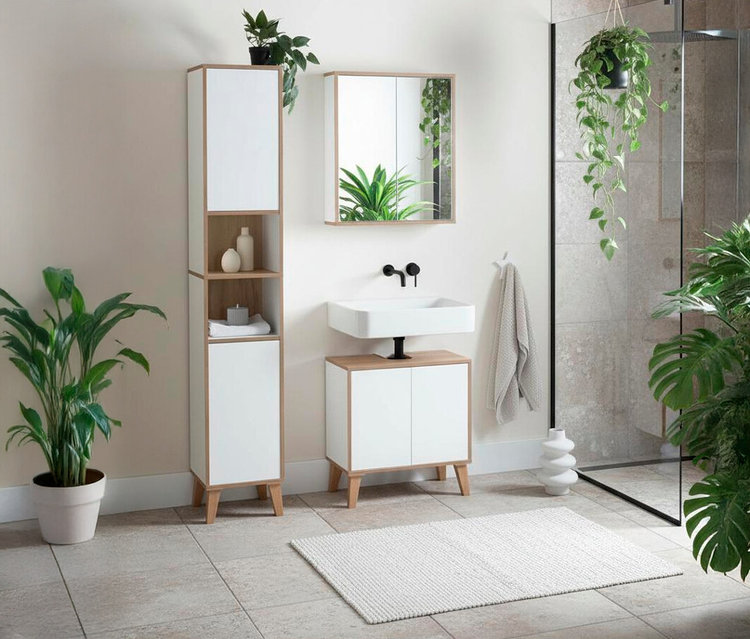 Badezimmer-Szene mit dem weißen Roba Spiegelschrank »Morena« mit 2 Türen und Spiegel mit Artisan-Eiche Details.