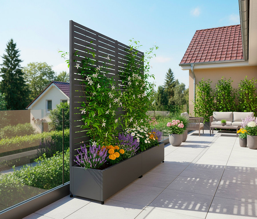 Sichtschutz mit Pflanzkasten, 90 x 184 x 42,5 cm, mit bunten Blumen und Kletterpflanzen auf einem Balkon.