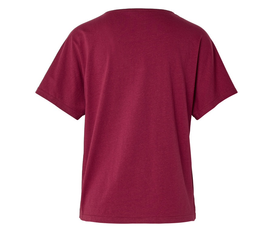 Nahaufnahme eines einfachen, weinroten T-Shirts von hinten.