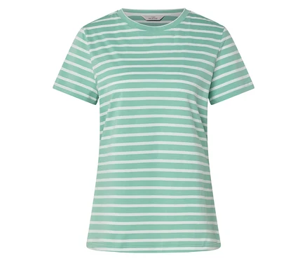 Ein gestreiftes, hellgrün-weißes T-Shirt liegt auf einer weißen Oberfläche.