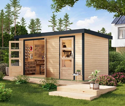Das naturfarbene Karibu Gerätehaus »Mars« mit Metalldach und zwei Räumen steht auf einer hölzernen Plattform im Grünen.