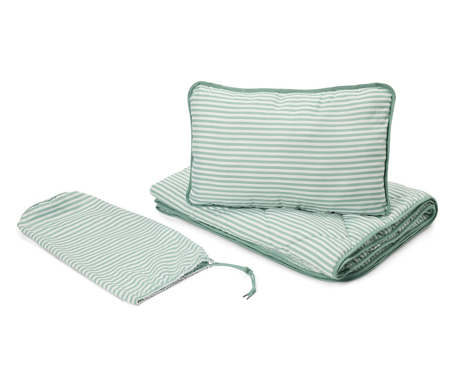 Gestreiftes, hellgrünes Reisebettzeugset, bestehend aus einer Decke, einem Kissen und einer Tasche.