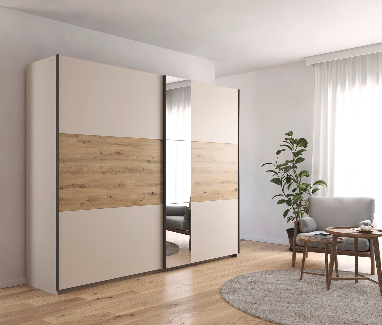Beiger Kleiderschrank mit Holzdekor neben Sessel, Tisch und Pflanze auf Teppich in einem Zimmer.