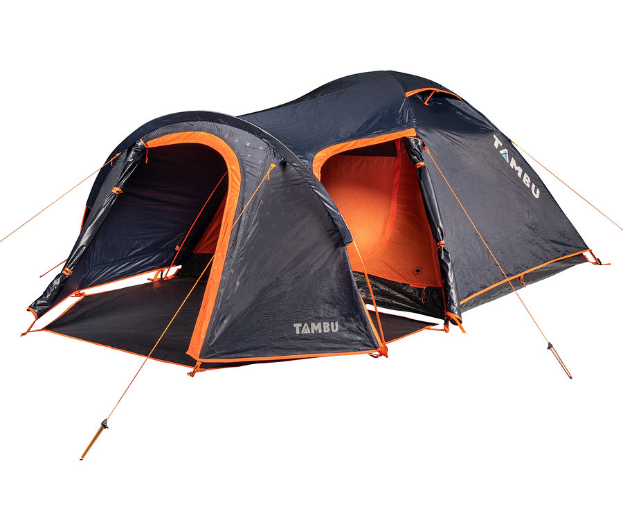 Das aufgebaute, marineblaue Tambu 3-Personen-Kuppelzelt »AKASA« hat orangefarbene Akzente und geöffnete Eingänge.