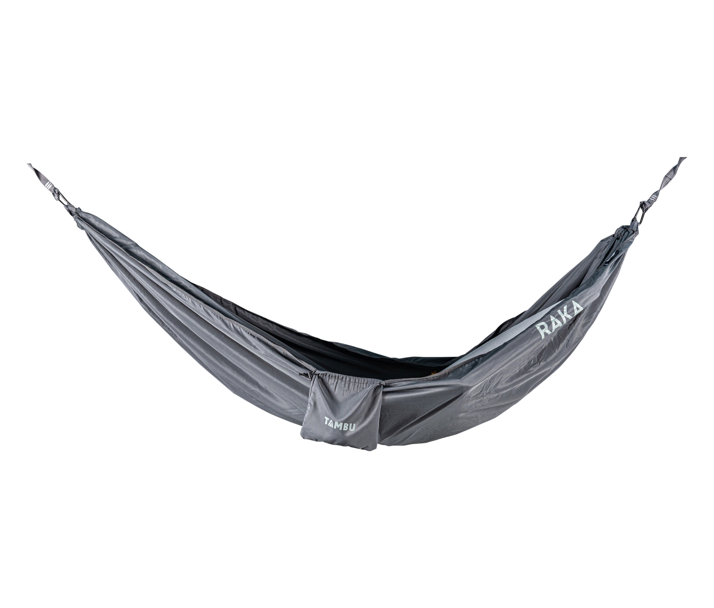 Graue Tambu Hängematte »RAKA« mit Aufbewahrungstasche hängt.