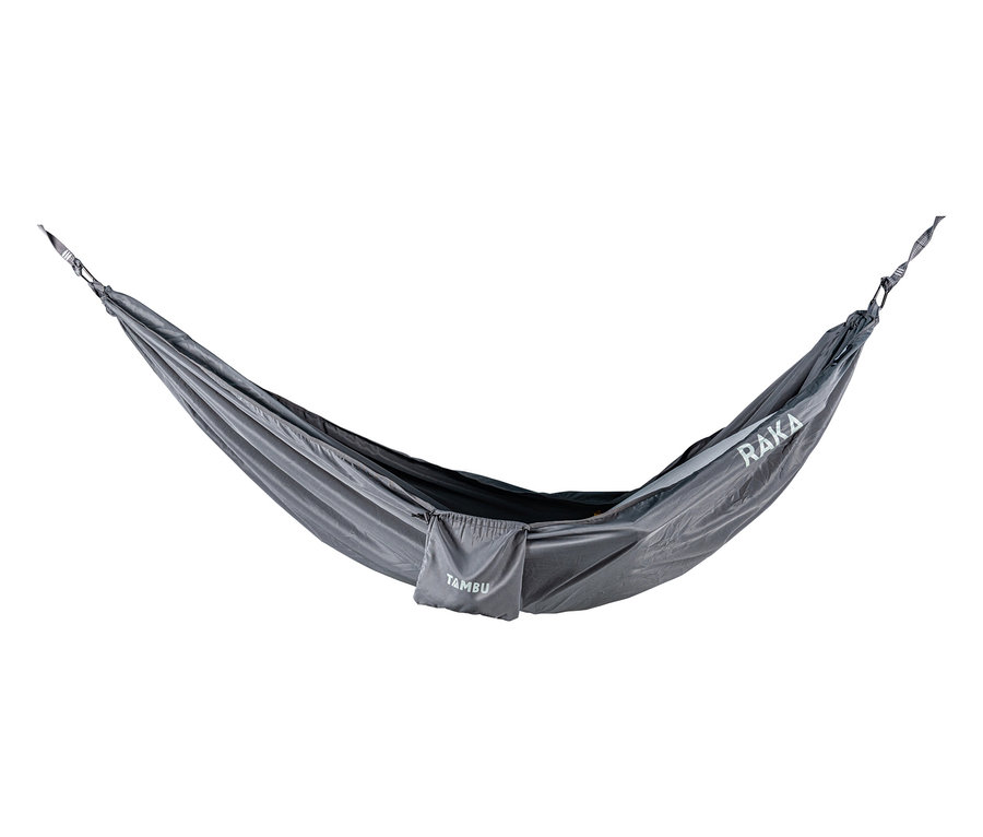 Graue Tambu Hängematte »RAKA« mit Aufbewahrungstasche hängt.