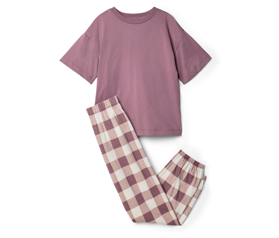 Ein lila T-Shirt und eine karierte Pyjamahose liegen auf einem weißen Hintergrund.