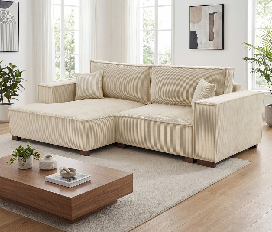 Cremefarbenes Sofa 2-Sitzer »Cumello« mit Auszugsbett rechts und Longchair links im Wohnzimmer.