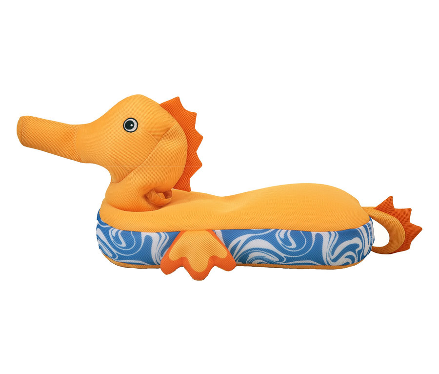 Ein orangefarbenes Stofftier in Form eines Seepferdchens in der Seitenansicht, mit blau-weißem Wellenmuster am Bauch.