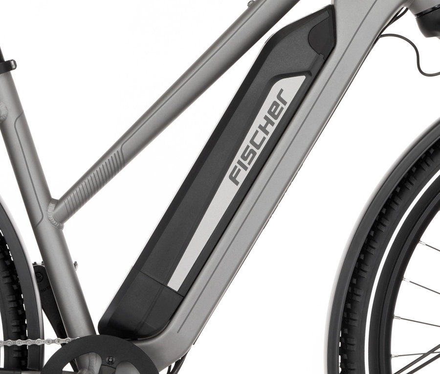 Detailansicht eines FISCHER Trekking-E-Bikes TERRA 2.2 ACTIVE mit Trapez Rahmen, wobei der Fokus auf dem Akku liegt.