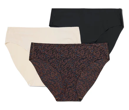 Drei Damen-Slips liegen übereinander: ein schwarzer, ein cremefarbener und ein brauner mit blauem Leopardenmuster.