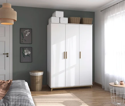 Schlafzimmer mit rauch Kleiderschrank »Carlsson« mit Drehtüren, 3-türig, weiß, mit goldenen Griffen. Auf dem Schrank stehen drei weiße Kisten und zwei Körbe.
